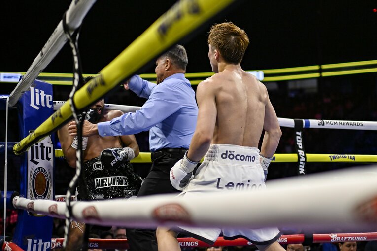8回、井上尚弥がパンチを畳み掛けたところでレフェリーストップがかかった　©︎Hiroaki Finito Yamaguchi