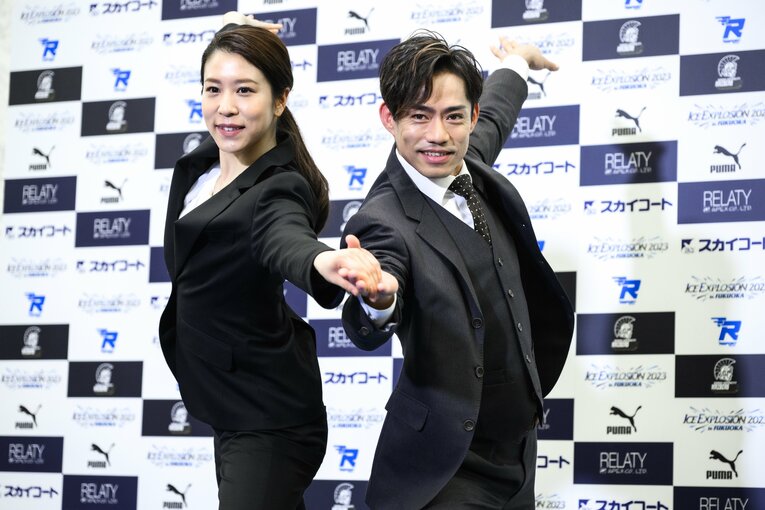 ポーズをとる2人　©Asami Enomoto