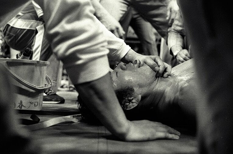 IWGPリーグ優勝決定戦。リング上で昏倒するアントニオ猪木。セコンド陣が必死に目を覚まそうとしていた。 ／ photograph by Essei Hara