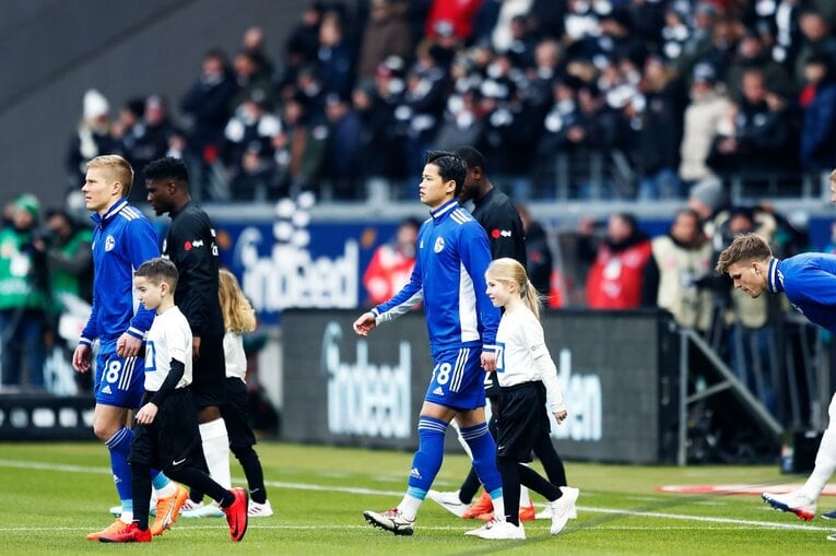 「1年前はJ2→ドイツ5部」上月壮一郎22歳の堂々1部デビュー…長谷部誠と握手、鎌田大地vs吉田麻也のW杯組対決も〈現地撮影〉(12)