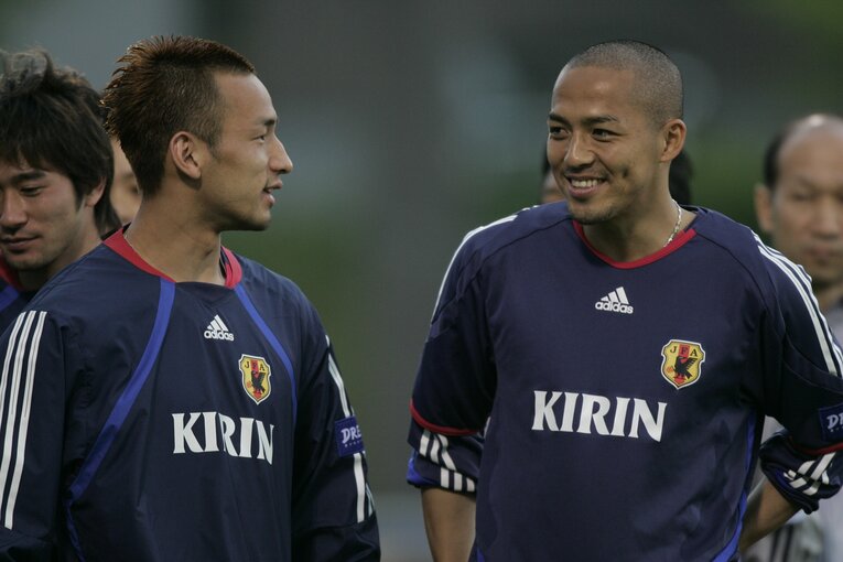 談笑する日本代表時代の中田英寿と小野伸二　©Sports Graphic Number