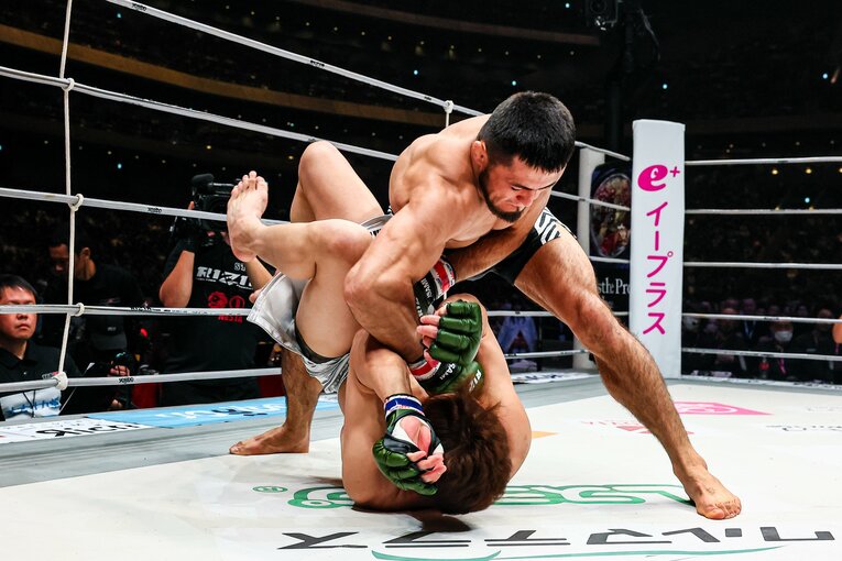 強烈なパウンドを放つシェイドゥラエフ（4枚目／全4枚） ©RIZIN FF Susumu Nagao