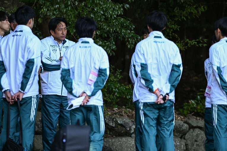 整列し、原監督の話を聞く選手たち　©Nanae Suzuki