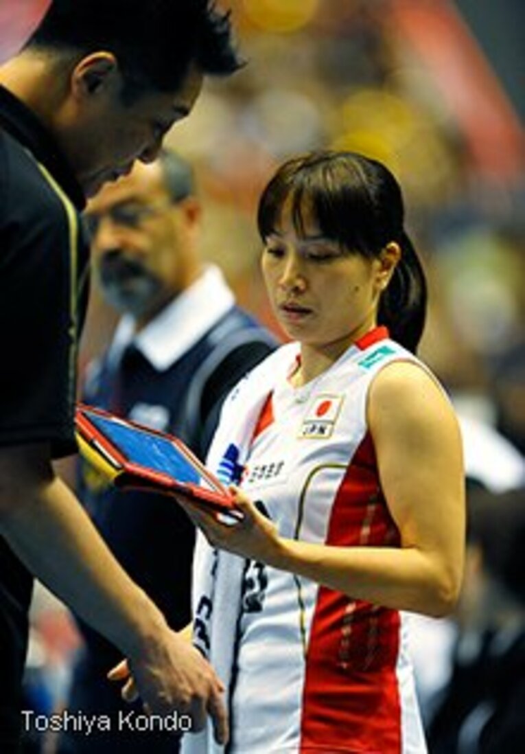 YOSHIE TAKESHITA
1978年3月18日、福岡県生まれ。'96年NEC入社。'00年に招集された全日本で五輪出場を逃し批判の矢面に立たされる。思い悩み'02年にNECを退社するも、約4カ月後にJTで復帰。チームをVリーグ昇格に導く。以来女子バレー不動のセッターを務める。159cm、52kg。