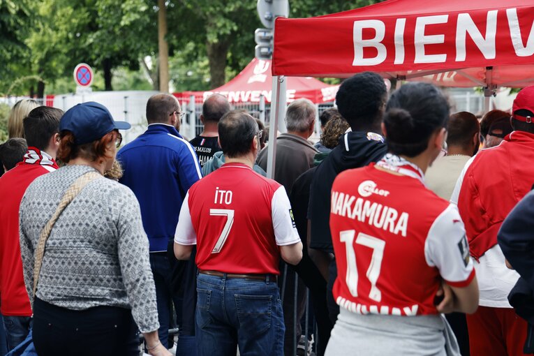 「地獄です」伊東純也も中村敬斗もボウ然の降格…激怒サポがシート投げ込み「中村には引き抜き報道」日本代表戦前に残酷なリアル(5)