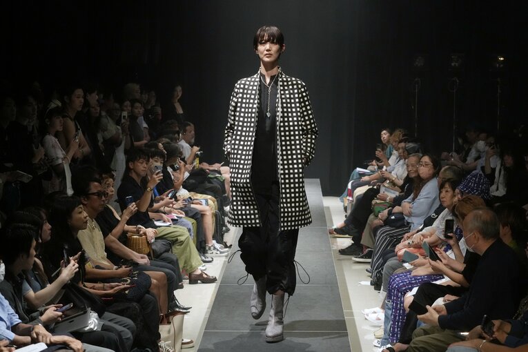 楽天ファッションウィーク2024S/Sで新作コレクションを発表したWILDFRAULEINのランウェイを歩く栗原さん（2023年）　©︎JIJI PRESS