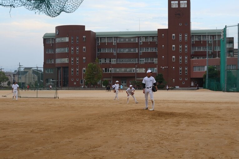 八尾高校のグラウンド。公立校らしく他の部との共同利用のため、変則的な形での利用だ　©Fumi Sawai
