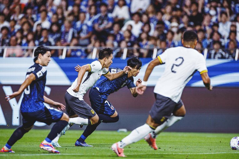 【中国で大人気の“三球王”】三笘薫の圧倒的パフォーマンス。全8枚中の7枚目　©Kiichi Matsumoto