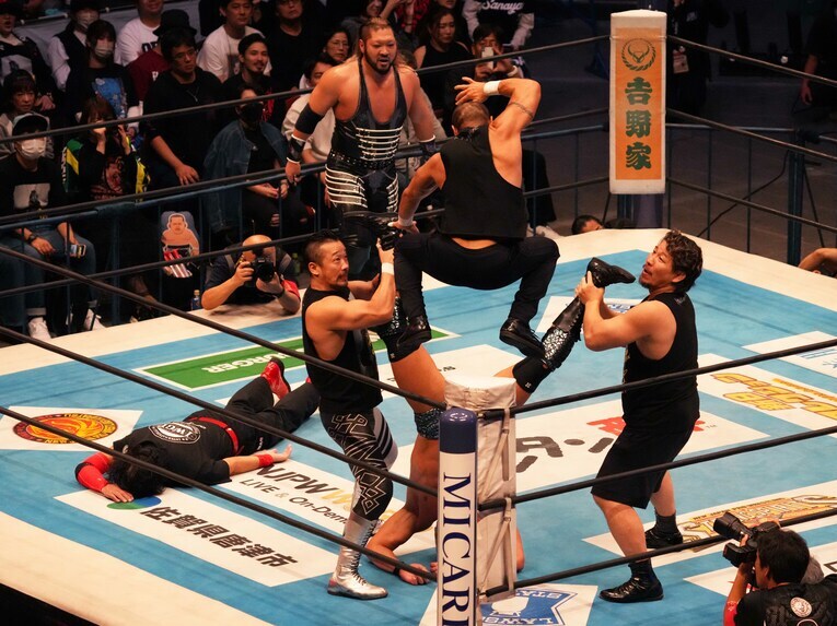 EVILらハウス・オブ・トーチャーはレフェリーをKOし、無法地帯のリングで暴れる