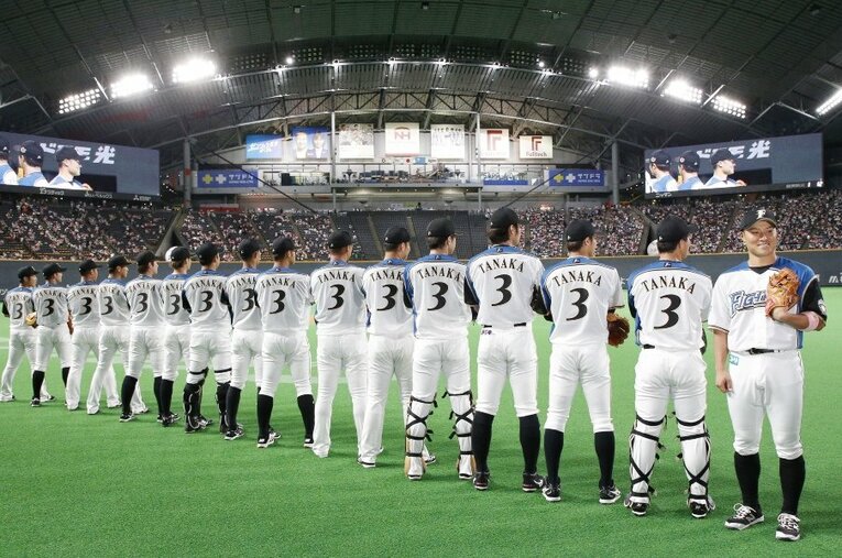 背番号3のユニホームを着用して田中氏の引退試合に臨む日ハムナイン　©︎Kyodo News