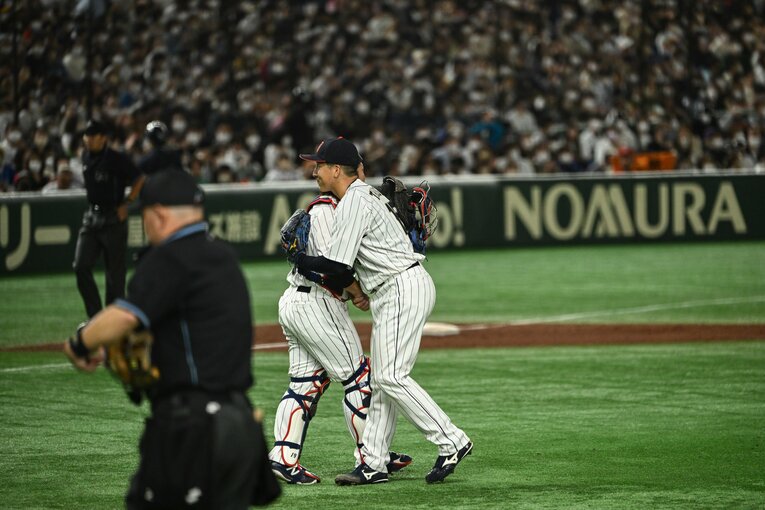 侍ジャパンでクローザーデビューした大勢。日本ハムとの強化試合で9回を無失点で抑え捕手の甲斐とハグ　©︎Nanae Suzuki