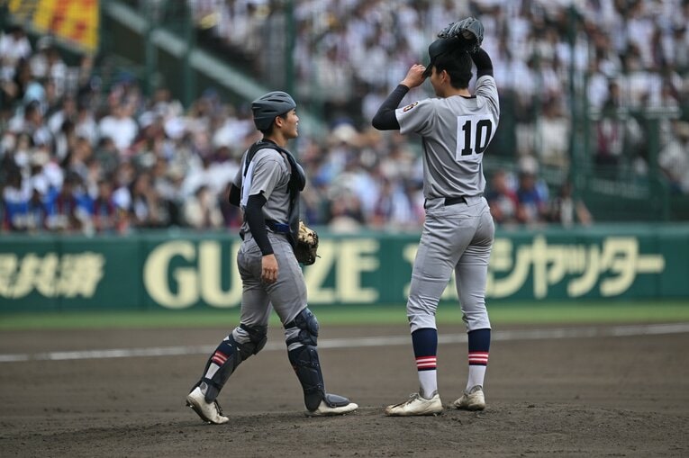 決勝・慶応戦での仙台育英バッテリー　©Hideki Sugiyama