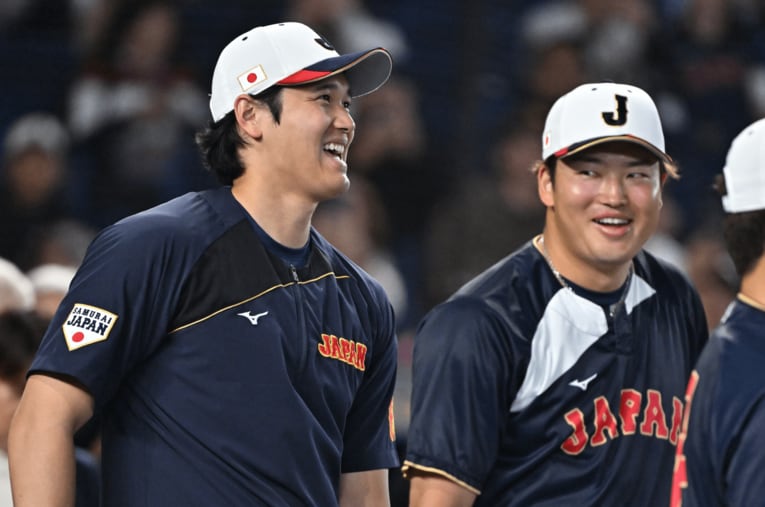 フリーバッティング練習前に話し込む大谷翔平（31歳）と村上宗隆（26歳）　©Hideki Sugiyama