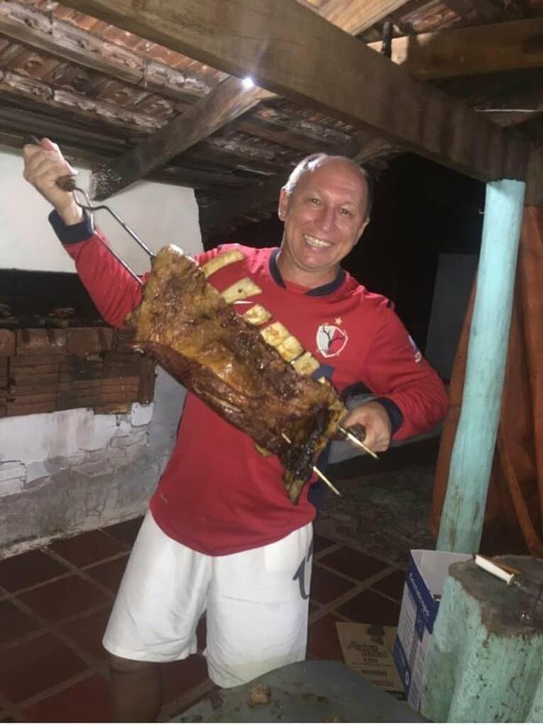 現在のアルシンド。鹿島ユニを着つつ特大シュラスコを手に楽しそう（※クリック、スワイプすると現在の“事業家”ぶりや鹿島時代をご覧になれます）　©Hiroaki Sawada