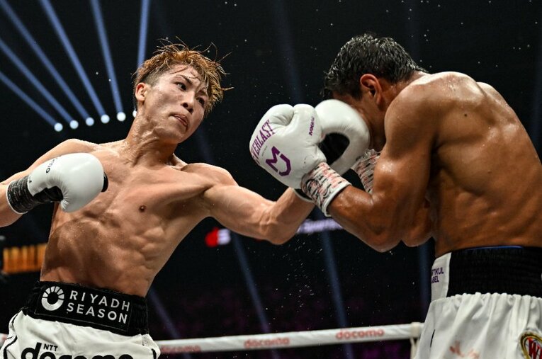 挑戦者ムロジョン・アフマダリエフを圧倒した井上尚弥。長谷川穂積さんが語る、「アフマダリエフが距離を詰められなかった理由」とは ／ photograph by Hiroaki Finito Yamaguchi