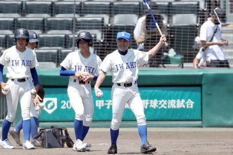 昨年夏の甲子園での交流試合。前監督の木村保（現福島県高野連理事）が試合前の守備練習でノックを行った。ノッカーとしての参加が認められており、涙をぬぐいながらバットを振った ／ photograph by Sankei Shimbun