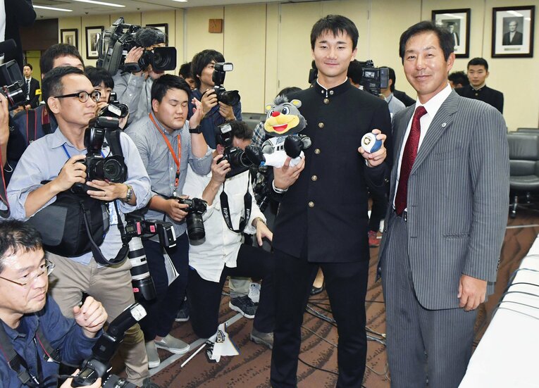 2017年のドラフト会議。日本ハムから7位指名を受けた宮台康平投手と浜田一志監督（右）。浜田は2013～19年、東大野球部の監督を務め、現在はスカウトとして活動している　©KYODO