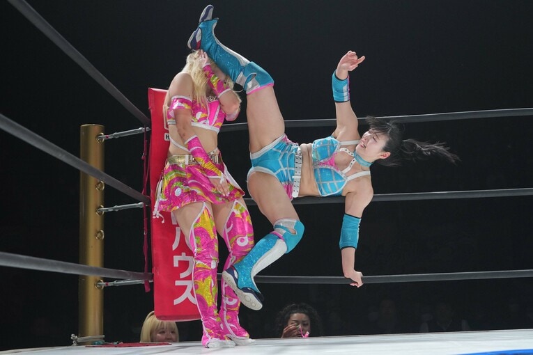 Chi Chiにニールキックを浴びせるさくらあや。2025年3月19日、国立代々木競技場第二体育館　©Essei Hara