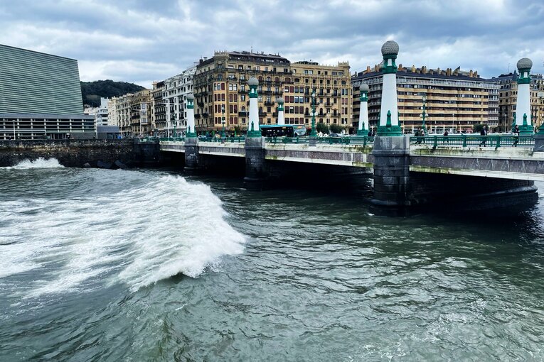 サンセバスチャンの街にかかる橋とウルメア川
