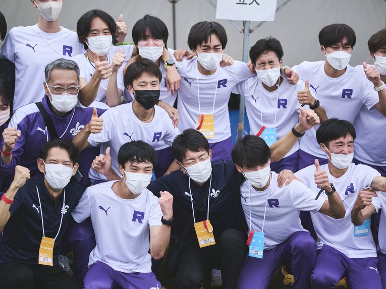 監督と立教大の選手たち　©Yuki Suenaga