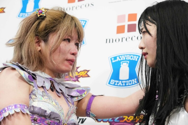 見つめ合う中野たむと玖麗さやか　©Essei Hara