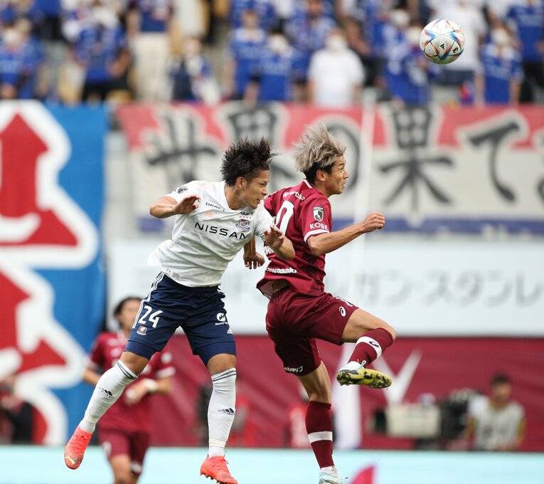 ボールを奪い合う大迫とJ1・MVPに輝いた岩田智輝（左）　©JIJI PRESS