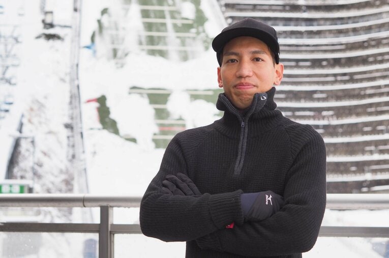 ミラノ・コルティナ五輪で女子ジャンプ競技のヘッドコーチを務める金城芳樹。「雪なし県」沖縄出身という異色の経歴を持つ ／ photograph by Keigo Amemiya