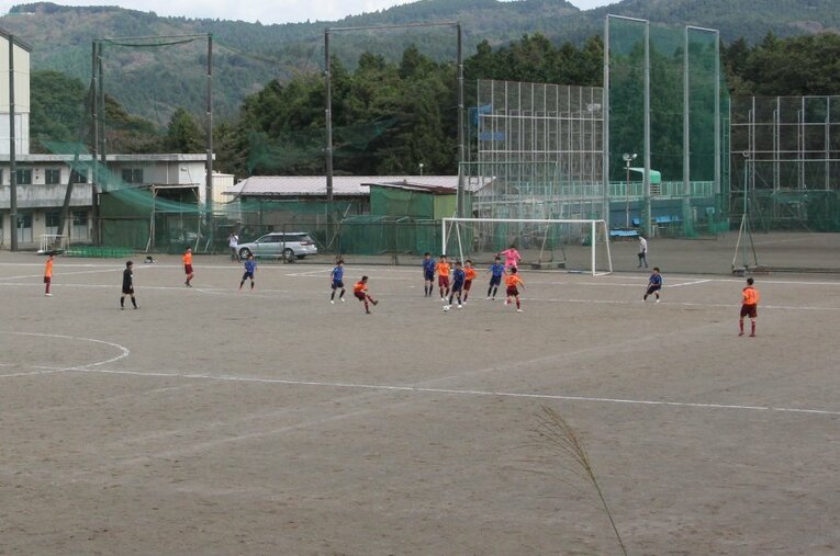 常に自陣に押し込まれるつらい展開 ／ photograph by Satoshi Shigeno