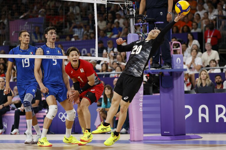 リベロ山本智大のレシーブに驚くイタリア代表の選手たち　©︎TAG PHOTO