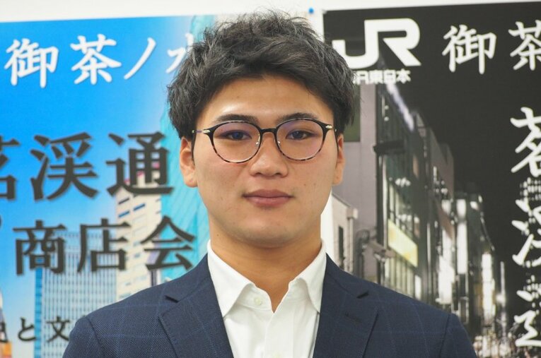 シフトで決められた泊まり勤務の後、多忙な中、取材に応じてくれた山口裕次郎さん。今年から都内で駅員として勤務 ／ photograph by Yu Saito