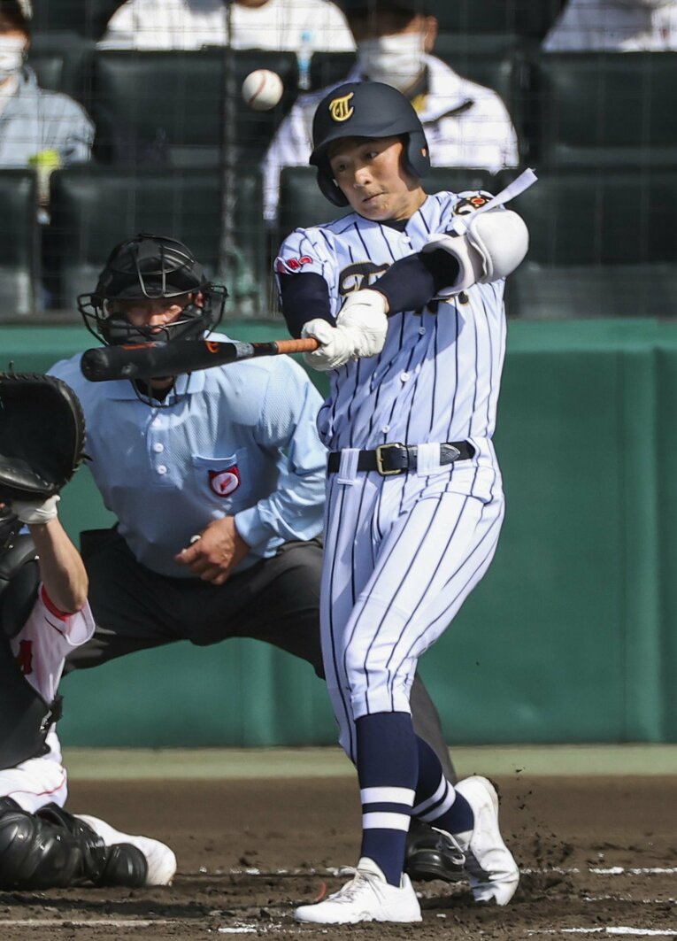 大会2号も東海大菅生だった。3回裏1死一塁、3番千田光一郎が左越えに2ランを放つ　©KYODO