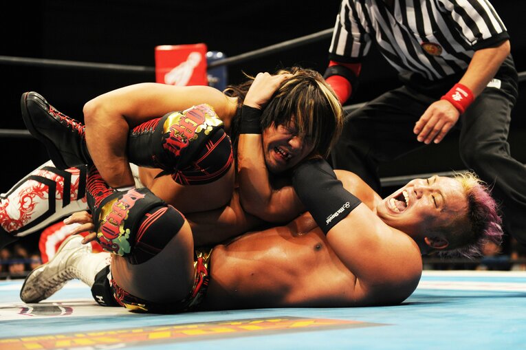 棚橋弘至にコブラクラッチを繰り出すオカダ・カズチカ。2012年2月12日、大阪府立体育会館　©Essei Hara