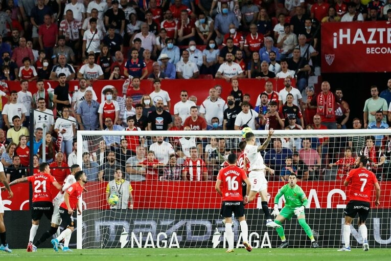 「クボ、ユニホームお願い」来季のレアル去就報道が出てもマジョルカで愛される久保建英…「残留か降格の最終節」で輝くか〈撮影者の視点〉(8)