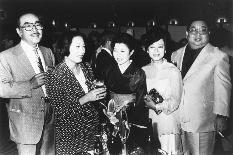 第83回直木賞授賞パーティーにて向田邦子（左から2番目）を囲む（左から）森繁久弥、森光子、加藤治子、小林亜星