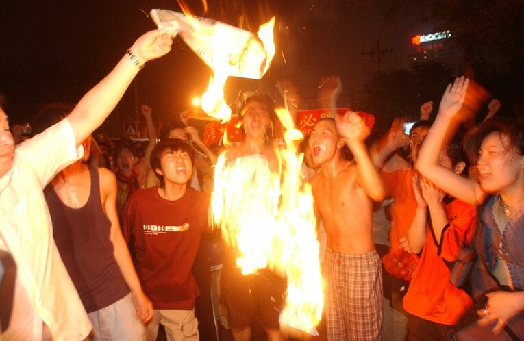 決勝戦で日本に敗れ、新聞を燃やす中国サポーター　©Getty Images