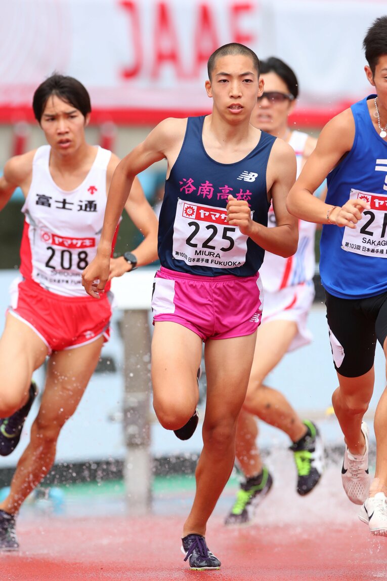 砂田のライバル・三浦龍司は洛南高（京都）時代から3000ｍ障害のトップランナー。今のサラサラヘアーとは打って変わって高校時代は坊主　©AFLO