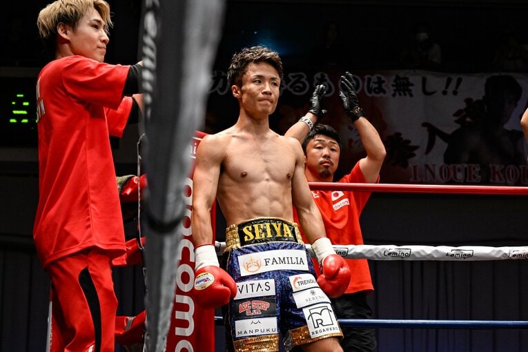 現在は大橋ジムのトレーナーを務める八重樫（右）。リング上は井上尚弥の親友でJリーガーからボクサーになった山口聖矢　©Hiroaki Yamaguchi/AFLO