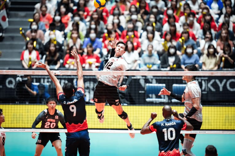 強烈なスパイクを打ち込む高橋藍　©FIVB