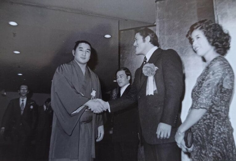 ブラジルを訪れた貴乃花関と。二人の中央が日下野さん　©Hiroaki Sawada