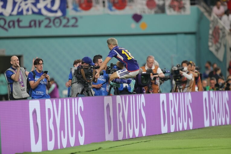 ゴール後、カメラマン席前のボードを飛び越す浅野　©Kaoru Watanabe/JMPA