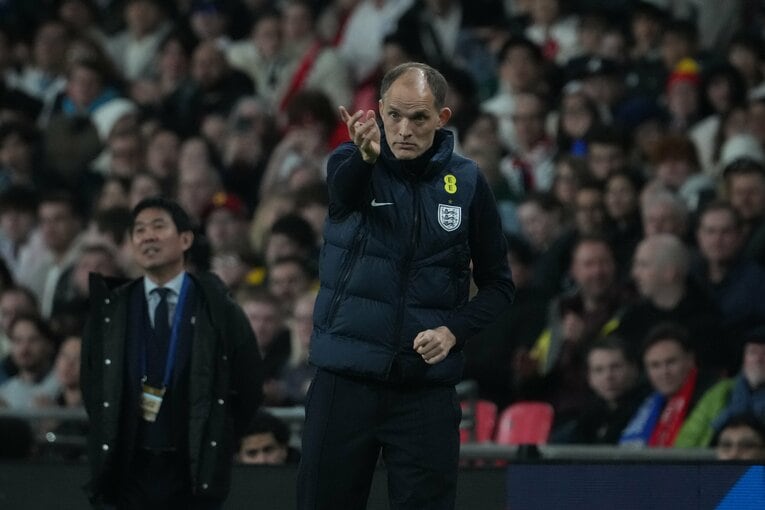 ピッチサイドで細かく指示を出すトゥヘル監督　©Masashi Hara