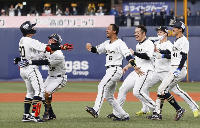 小田に飛びつく山足らオリックスナイン　©KYODO