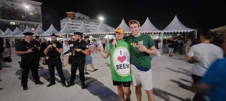 南アフリカのファン。左は警備の警官