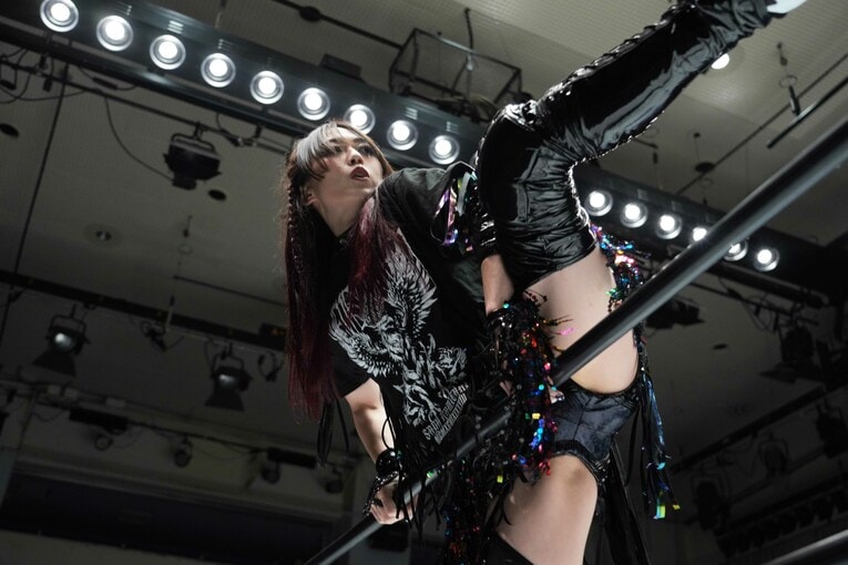 黒いリングコスチュームの上谷沙弥　©Essei Hara