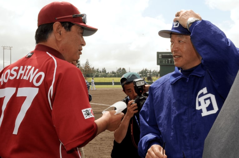 2011年2月オープン戦、中日対楽天。メンバー表を交換する楽天・星野仙一監督と中日・落合博満監督　©KYODO