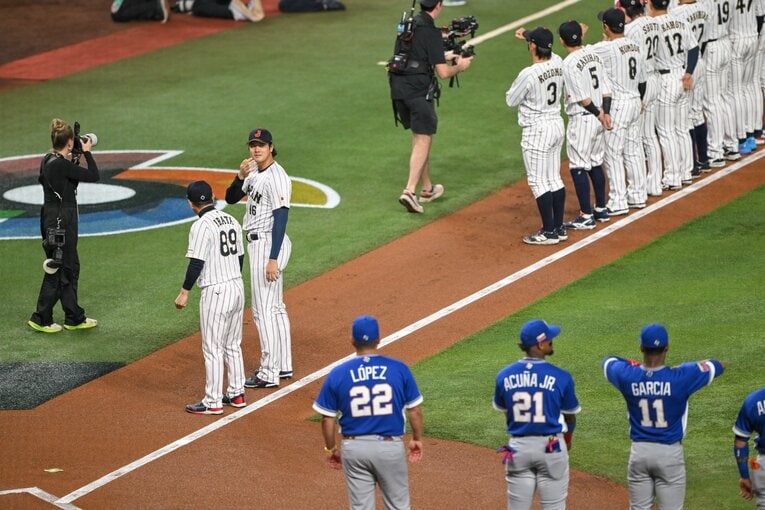 試合前の選手紹介。大谷はベネズエラ代表のメジャーリーガーに笑顔で視線を送る　©Nanae Suzuki