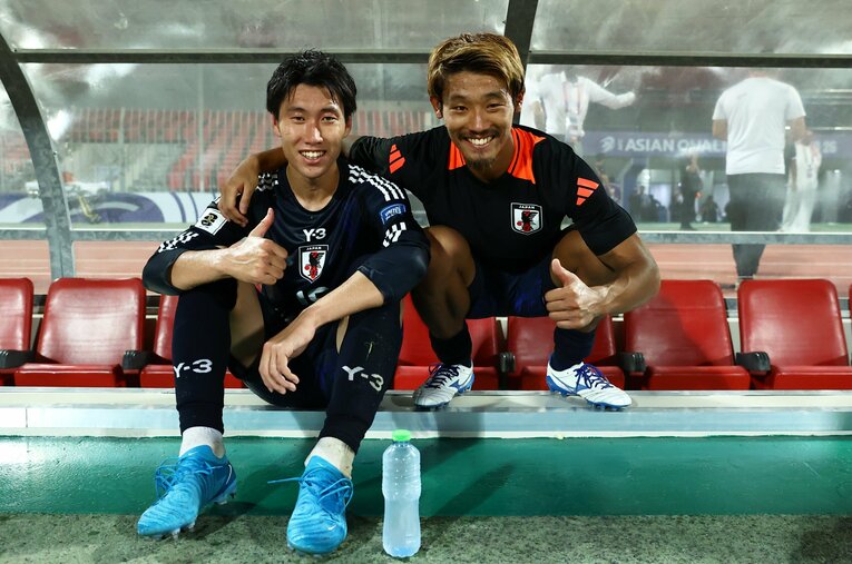 バーレーンに快勝した直後の「鎌田守田」。いかに手ごたえを感じたかが、ふたりの表情からもうかがえる ／ photograph by AFLO