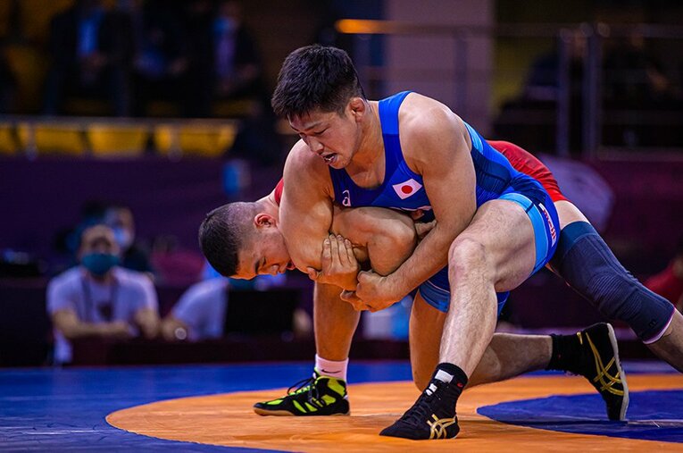 屋比久翔平（右）はアジア予選で決勝に進出し、沖縄県出身のレスリング選手として初めて五輪への切符を手にした ／ photograph by Sachiko Hotaka