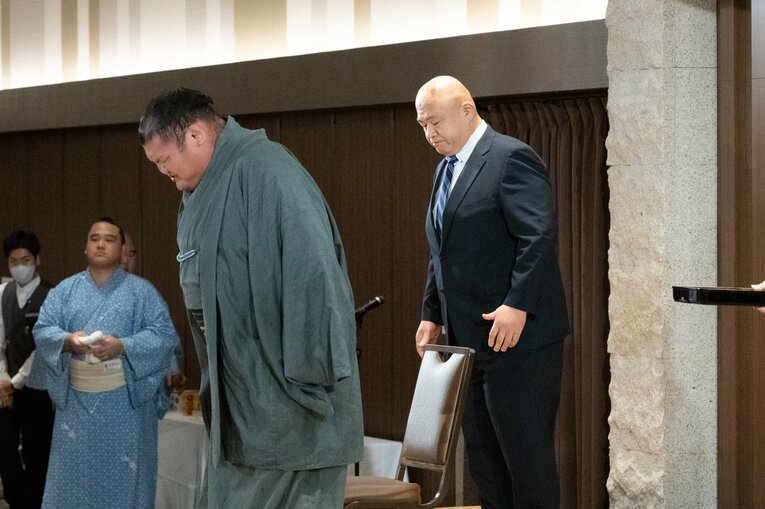 大銀杏を切り落とし、藤島親方とともにあいさつ【断髪式4枚目／全5枚】 ©Miki Fukano