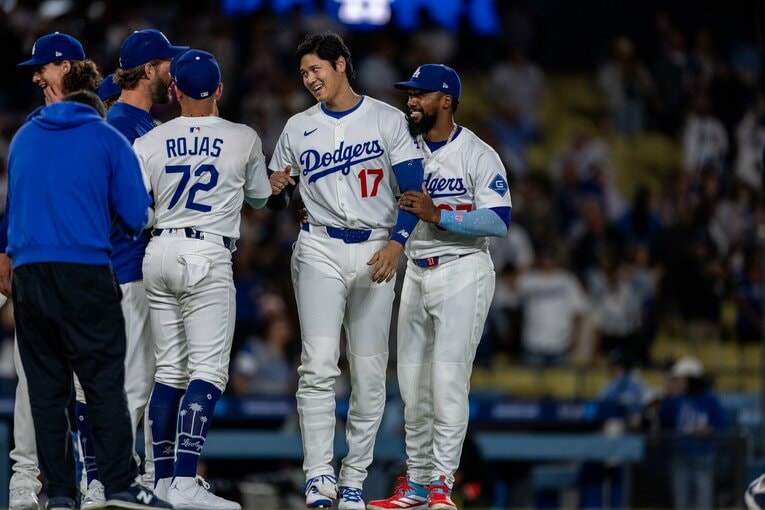 【Numberカメラマンが激写・大谷翔平の愛される日常】勝利後…テオスカーとイチャイチャ（全3枚中の1枚目。写真はまだまだ続きます）　©Nanae Suzuki